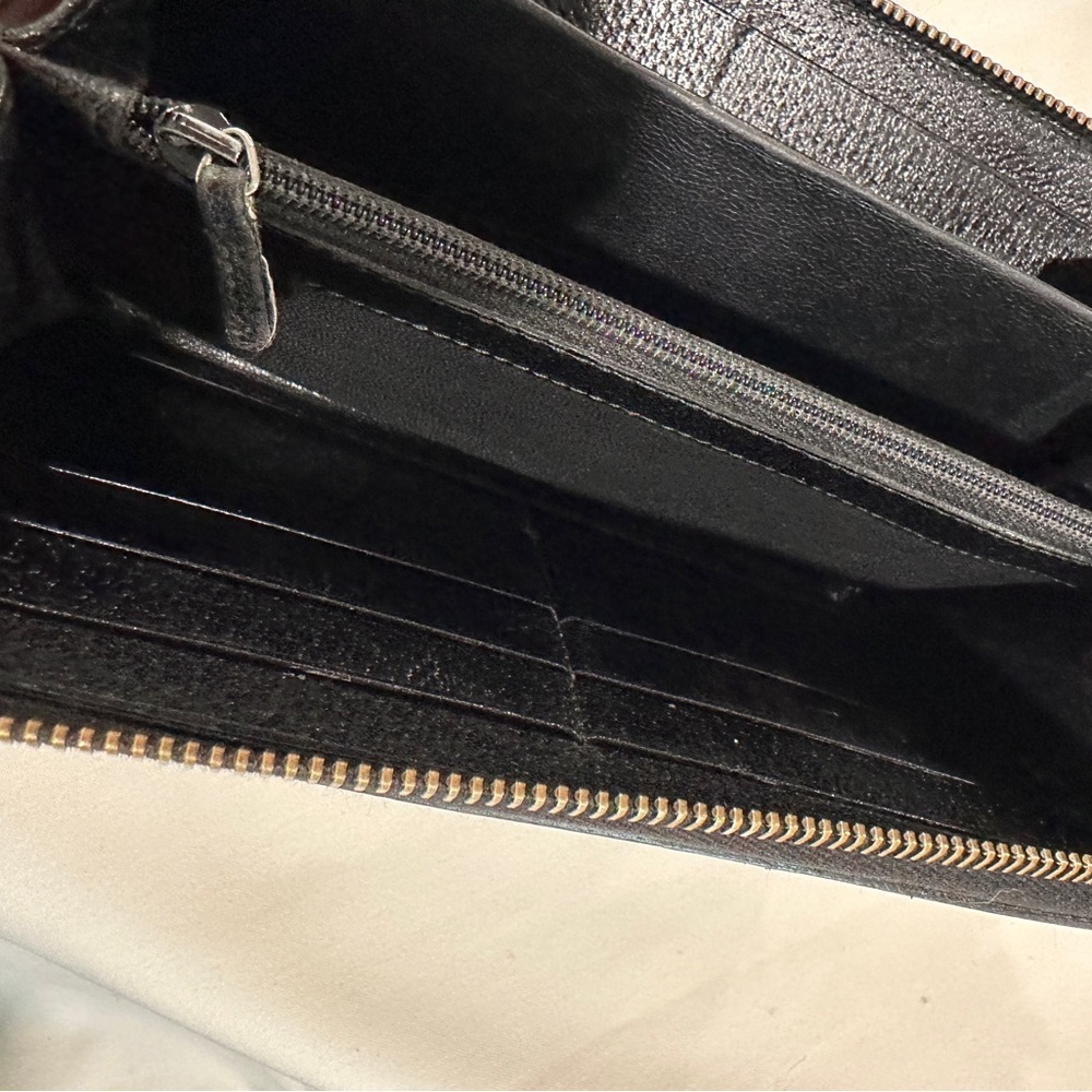 Gucci Black Logo Plaque Zip Wallet - Picture 15 of 16